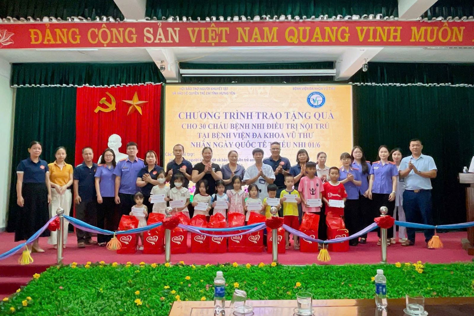 Đoàn thanh niên Viện kiểm sát nhân dân Khu vực 5 - Hưng Yên phối hợp tổ chức trao quà cho các bệnh nhi nhân ngày Quốc tế Thiếu nhi 01 - 6