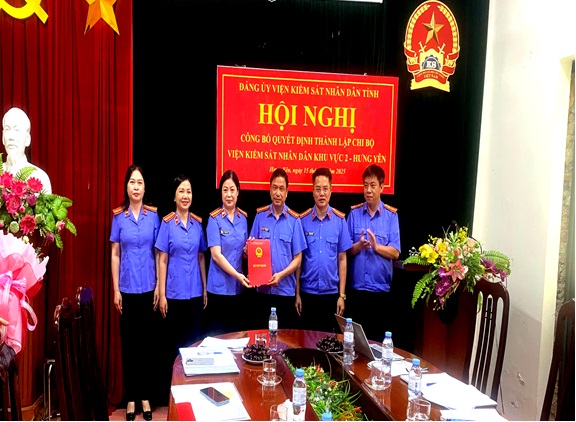 Đảng ủy Viện kiểm sát nhân dân tỉnh Hưng Yên: Công bố quyết định thành lập Chi bộ Viện kiểm sát nhân dân khu vực 2 và trao các Quyết định về nhân sự