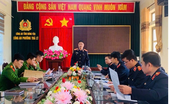 Viện Kiểm sát nhân dân Khu vực 5 (Hưng Yên) thực hiện việc kiểm sát trực tiếp công tác thi hành án hình sự tại cộng đồng.