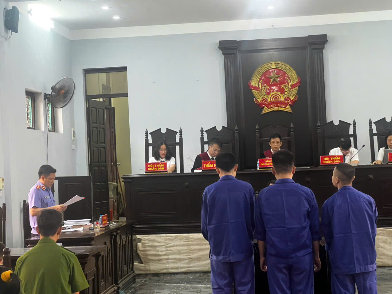 Xét xử ba bị cáo Mua bán trái phép hơn 1kg ma túy