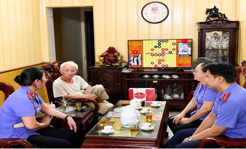 Viện Kiểm sát nhân dân khu vực 5 - Hưng Yên thăm hỏi các gia đình cán bộ cơ quan có thân nhân là thương binh, người có công với cách mạng nhân ngày 27/7