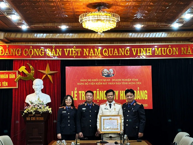 Đảng ủy VKSND tỉnh Hưng Yên trao tặng Huy hiệu 30 năm tuổi Đảng cho Đảng viên