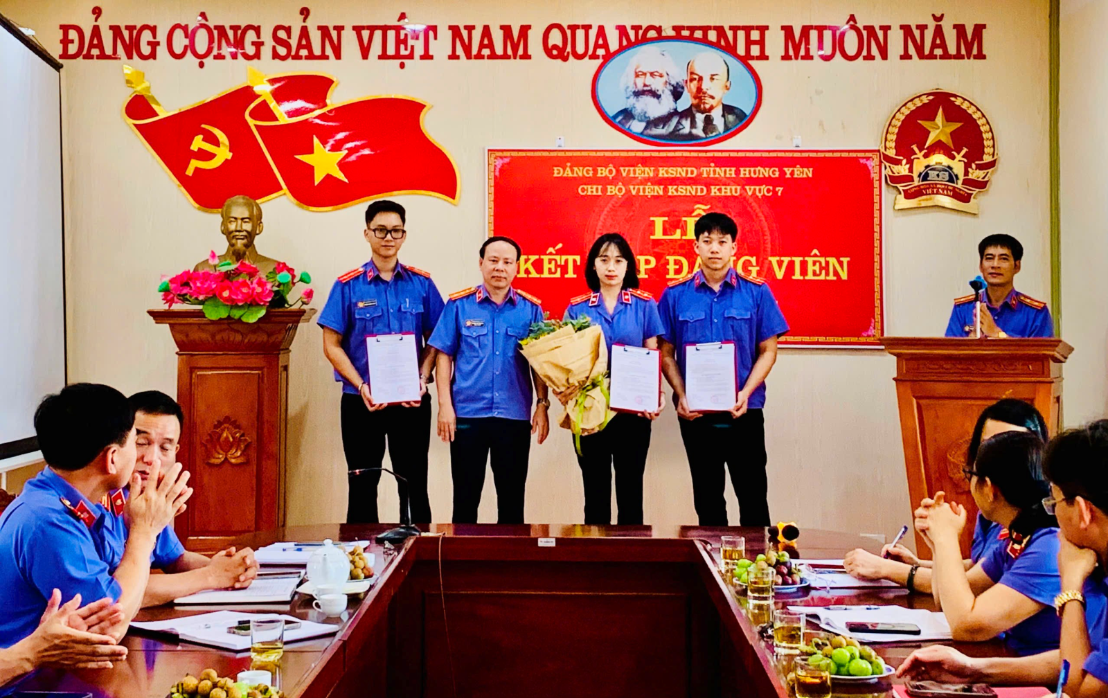 Chi bộ Viện kiểm sát nhân dân khu vực 7 – Hưng Yên tổ chức lễ kết nạp 3 đảng viên mới 