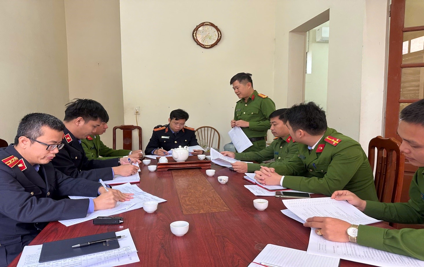 Viện kiểm sát khu vực 6 trực tiếp kiểm sát đột xuất việc thực hiện chế độ đối với người bị tạm giữ, tạm giam, người chấp hành án phạt tù trong dịp Tết Nguyên đán Bính Ngọ 2026 tại Phân trại tạm giam Tiền Hải