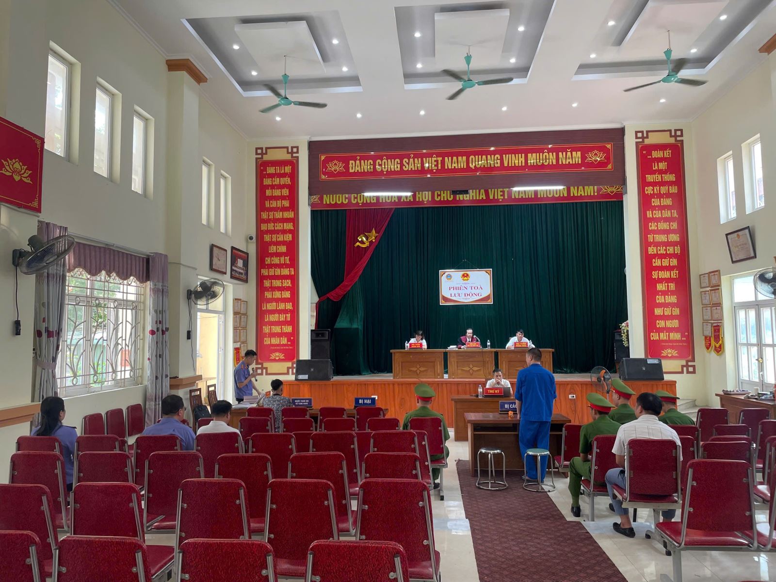 Viện Kiểm sát nhân dân Khu vực 2 – Hưng Yên và Tòa án nhân dân khu vực 2-Hưng Yên phối hợp tổ chức 02 phiên tòa xét xử lưu động đối với 02 vụ án hình sự tại nhà văn hóa tổ dân phố Bần, phường Mỹ Hào, tỉnh Hưng Yên