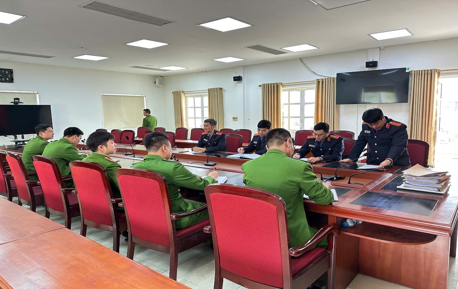 Viện kiểm sát nhân dân Khu vực 1, tỉnh Hưng Yên trực tiếp kiểm sát công tác tiếp nhận, phân loại, xử lý nguồn tin về tội phạm của Công an cấp xã và việc thực hiện nhiệm vụ, quyền hạn của Điều tra viên là Trưởng Công an xã hoặc Phó Trưởng Công an xã trên địa bàn