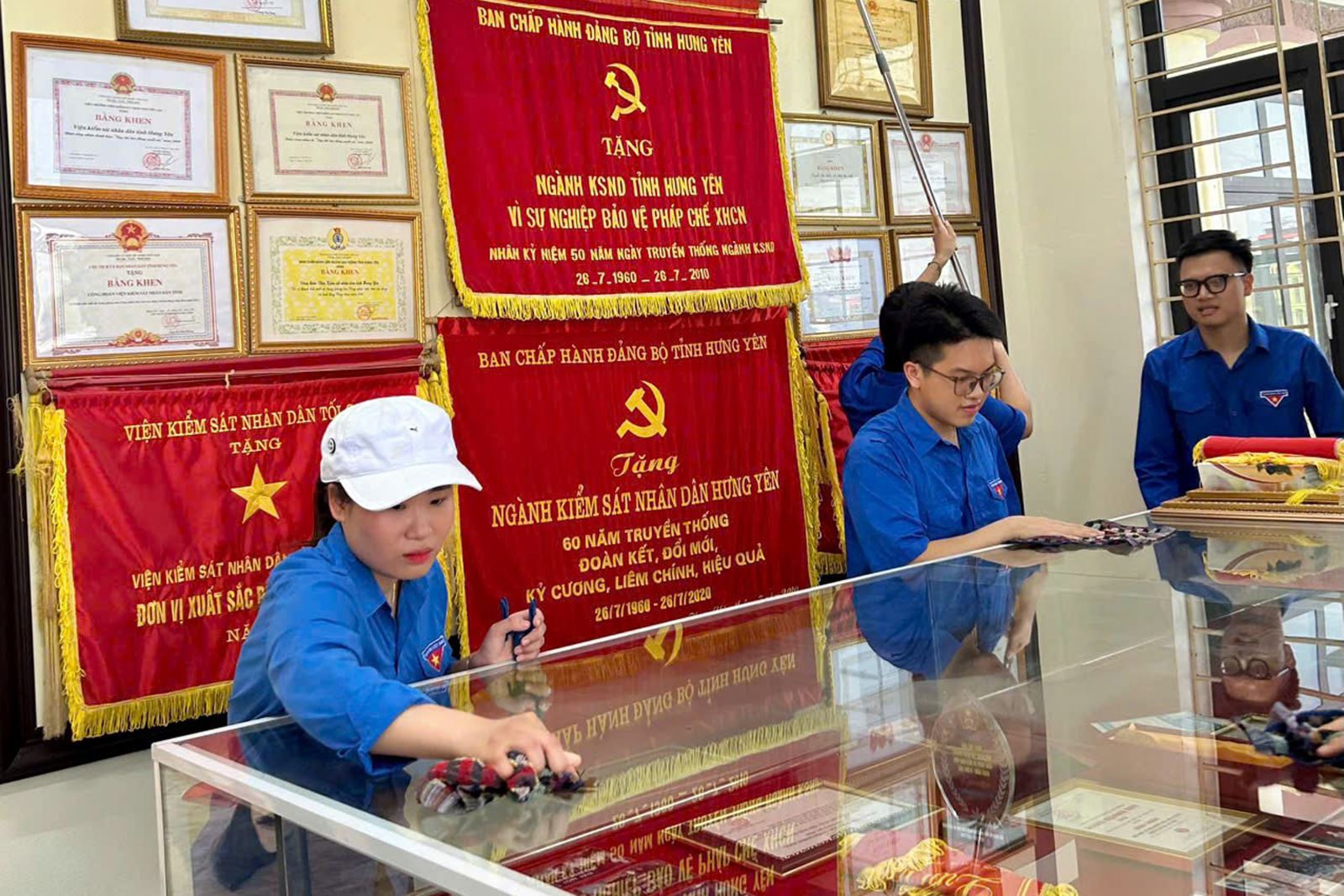 CHI ĐOÀN VKSND TỈNH HƯNG YÊN TỔ CHỨC HOẠT ĐỘNG VỆ SINH CƠ QUAN, THIẾT THỰC CHÀO MỪNG ĐẠI HỘI CHI ĐOÀN THÀNH CÔNG TỐT ĐẸP
