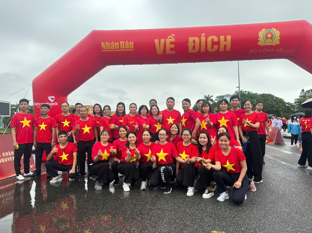 Đông đảo cán bộ, công chức Viện kiểm sát nhân dân tỉnh Hưng Yên tích cực hưởng ứng hoạt động “Cùng Việt Nam tiến bước”. 