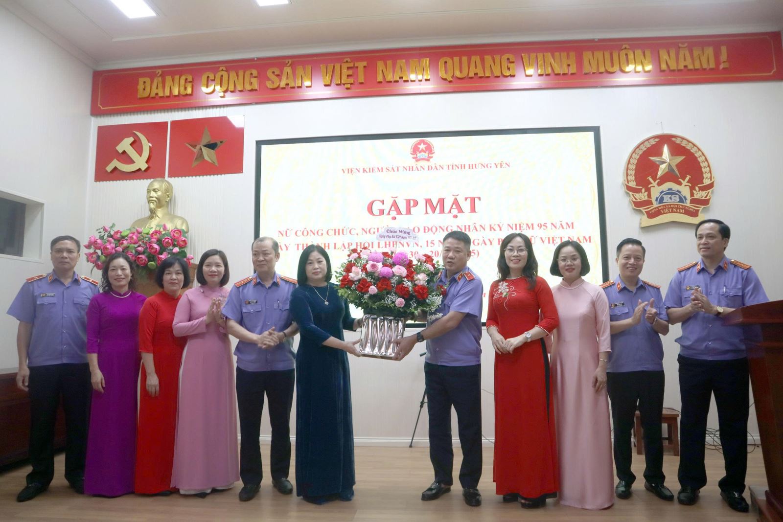 Ngày 20/10/2025, Viện kiểm sát nhân dân tỉnh Hưng Yên tổ chức Gặp mặt nữ công chức, người lao động nhân kỷ niệm 95 năm ngày thành lập Hội Liên hiệp Phụ nữ Việt Nam (20/10/1930 – 20/10/2025) và 15 năm ngày phụ nữ Việt Nam (20/10/1910 – 20/10/2025) 