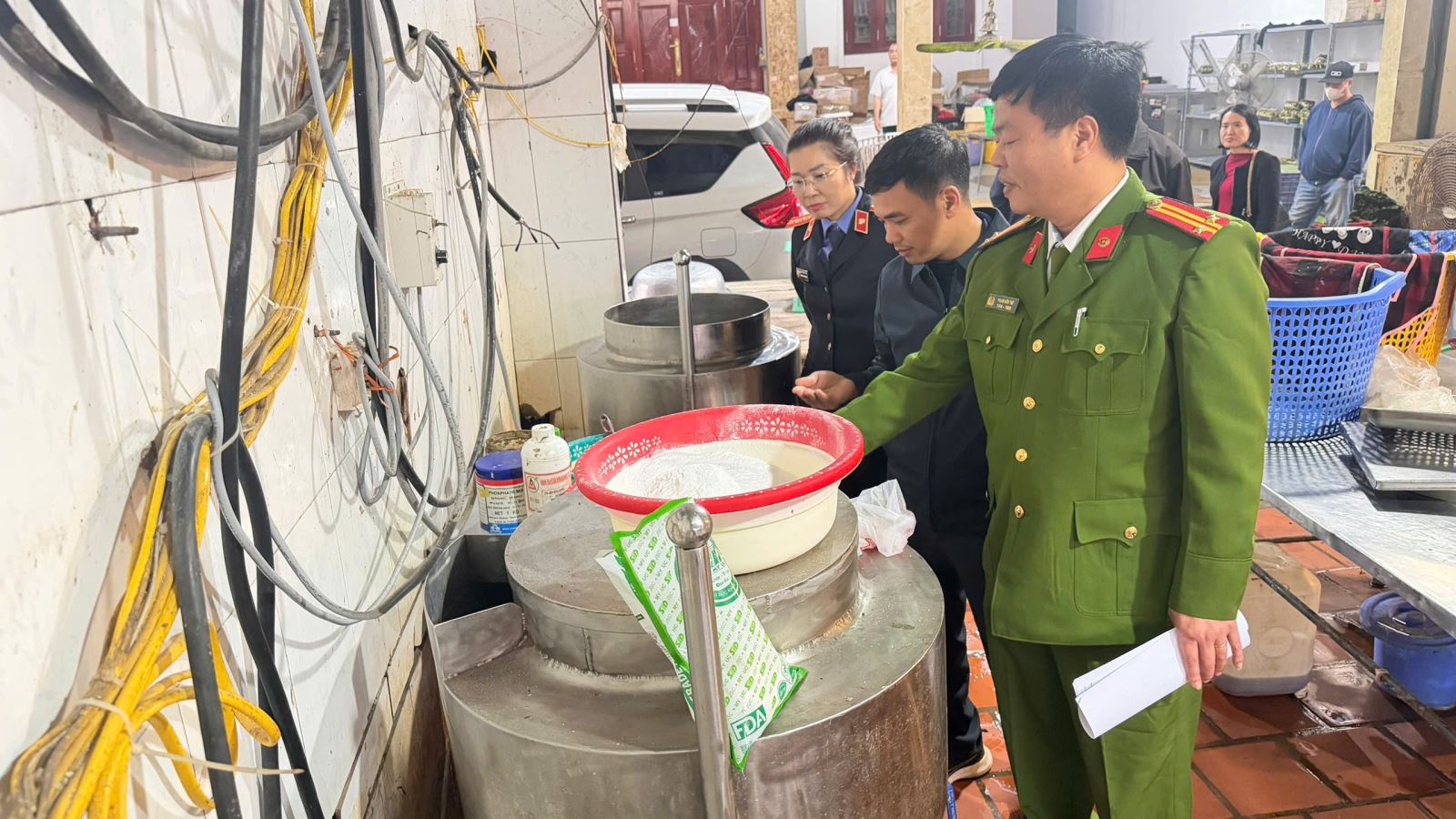 Khởi tố vụ án vi phạm quy định về an toàn thực phẩm trong cao điểm trước Tết Nguyên đán