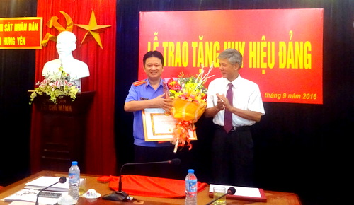 Đảng uỷ Viện kiểm sát nhân dân tỉnh Hưng Yên tổ chức Lễ trao tặng Huy hiệu 30 năm tuổi Đảng