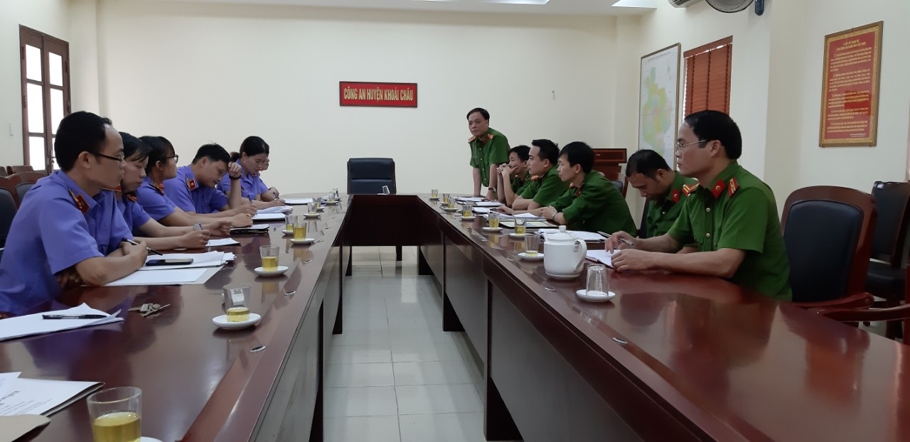 Thực hiện kế hoạch công tác kiểm sát năm 2019, VKSND huyện Khoái Châu kiểm sát trực tiếp tại Công an huyện.