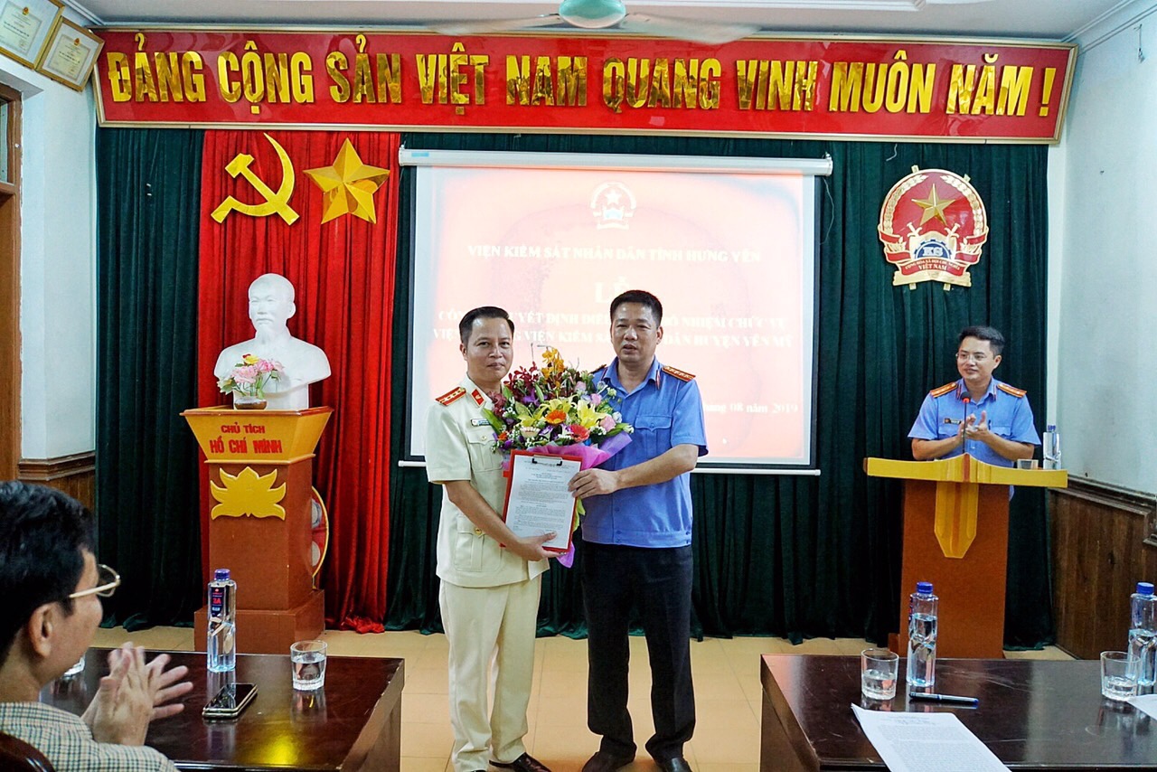 VIỆN KSND TỈNH HƯNG YÊN  TỔ CHỨC LỄ CÔNG BỐ VÀ TRAO QUYẾT ĐỊNH ĐIỀU ĐỘNG, BỔ NHIỆM VIỆN TRƯỞNG VIỆN KSND HUYỆN YÊN MỸ